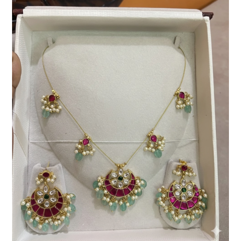 short jadakundan neckset