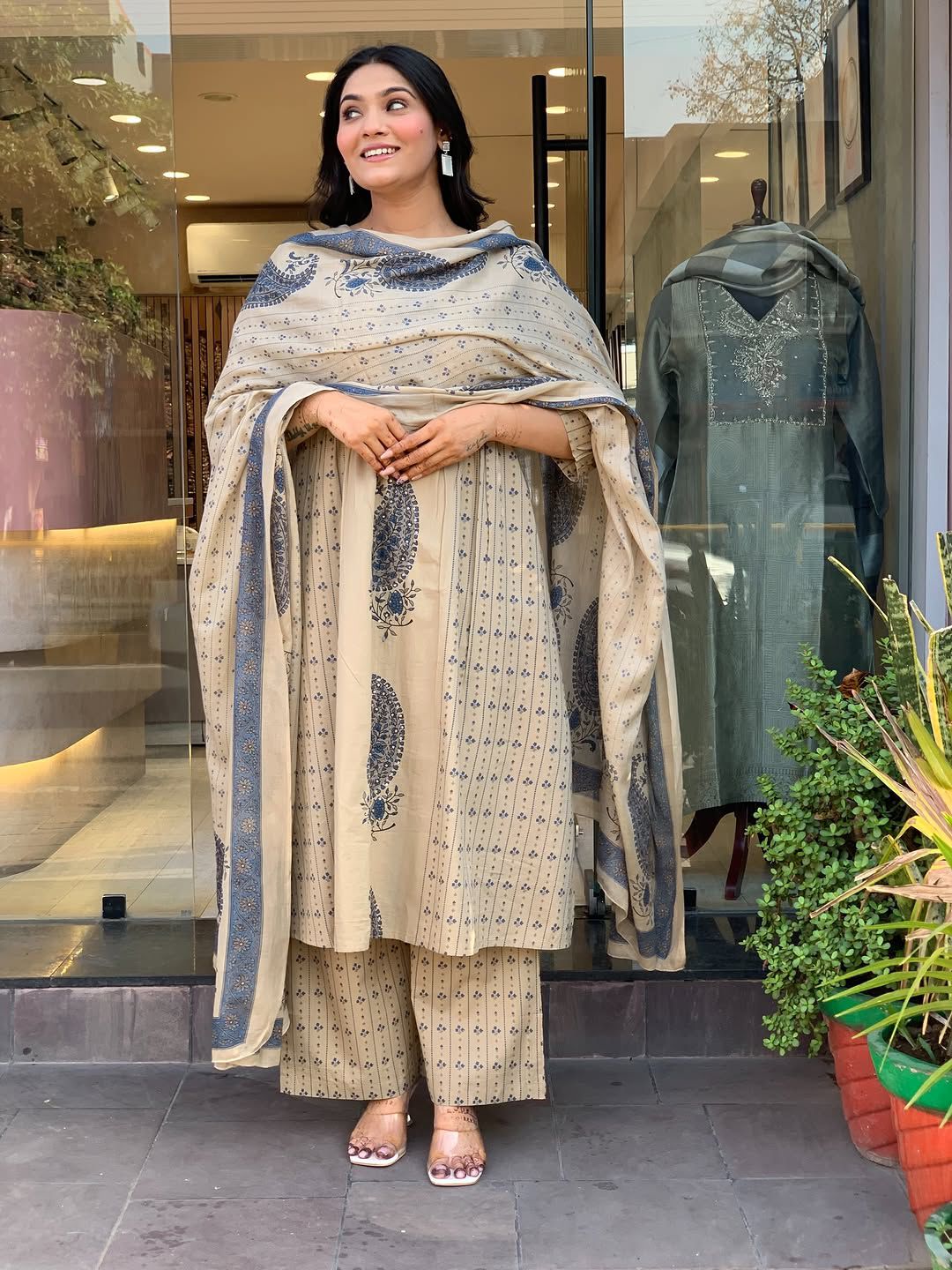 New straight  3 pcs kurta  set with new style in Machin embroidery print
