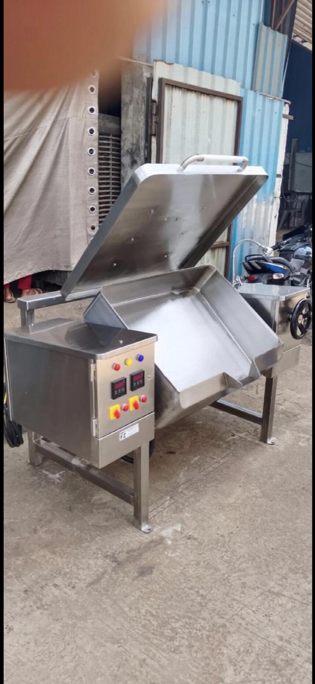 Tilting rice boiler